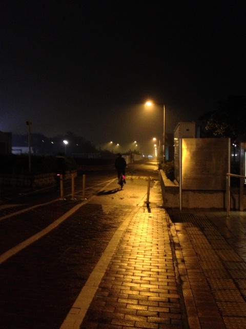 独自走在夜晚路图片图片
